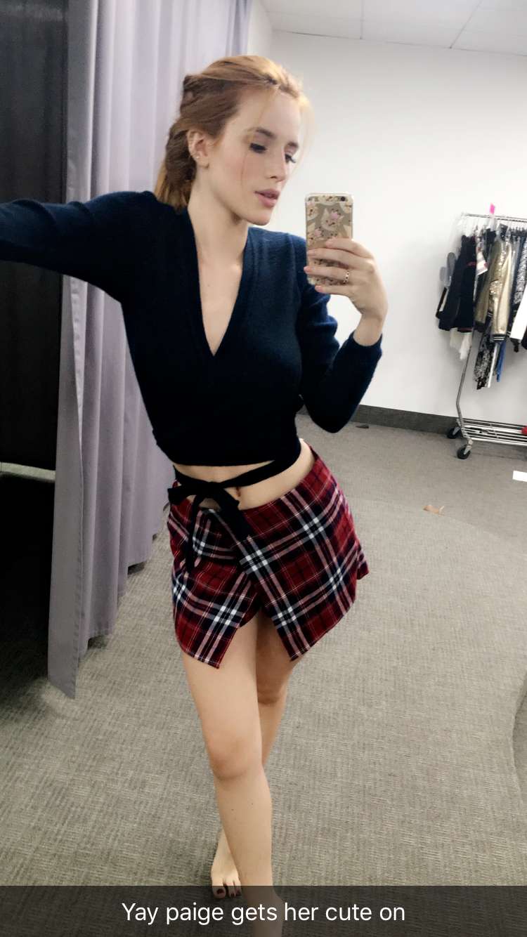 Bella Thorne taking a selfie