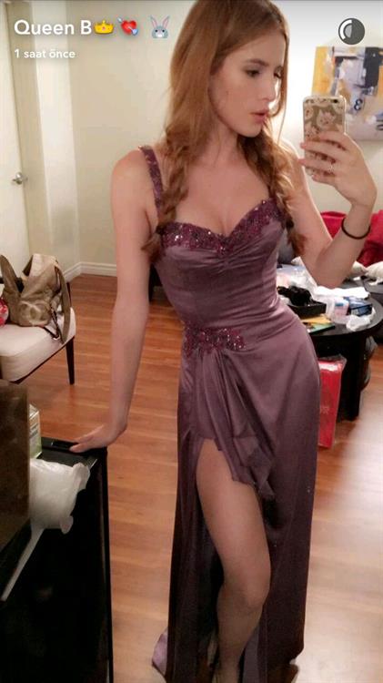 Bella Thorne taking a selfie