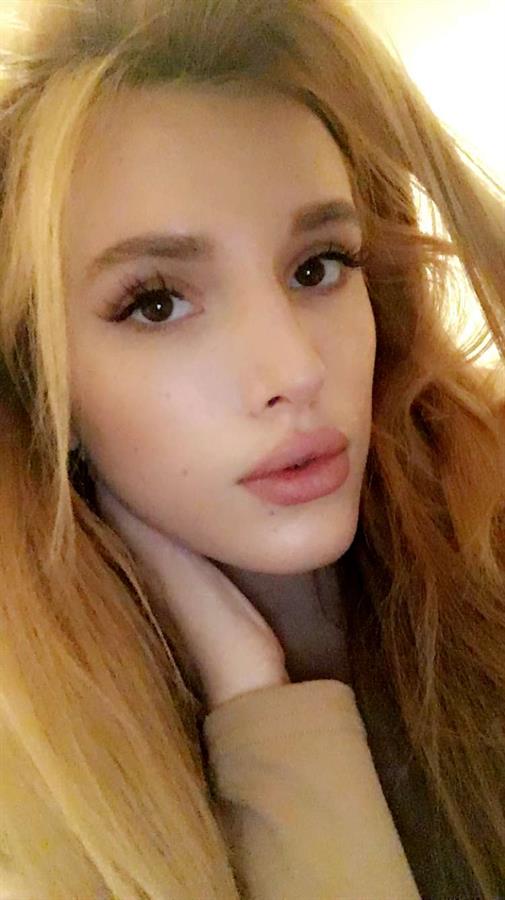 Bella Thorne taking a selfie