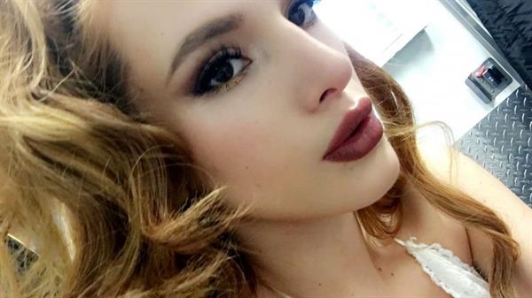 Bella Thorne taking a selfie