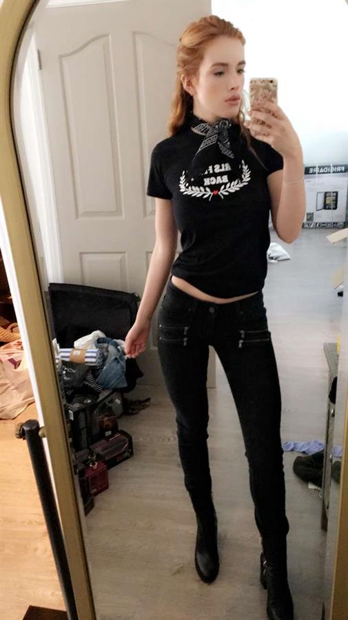 Bella Thorne taking a selfie