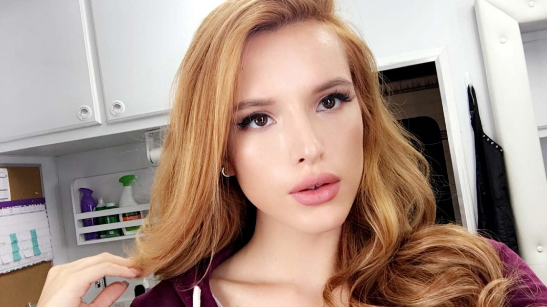 Bella Thorne taking a selfie