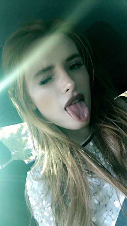 Bella Thorne taking a selfie