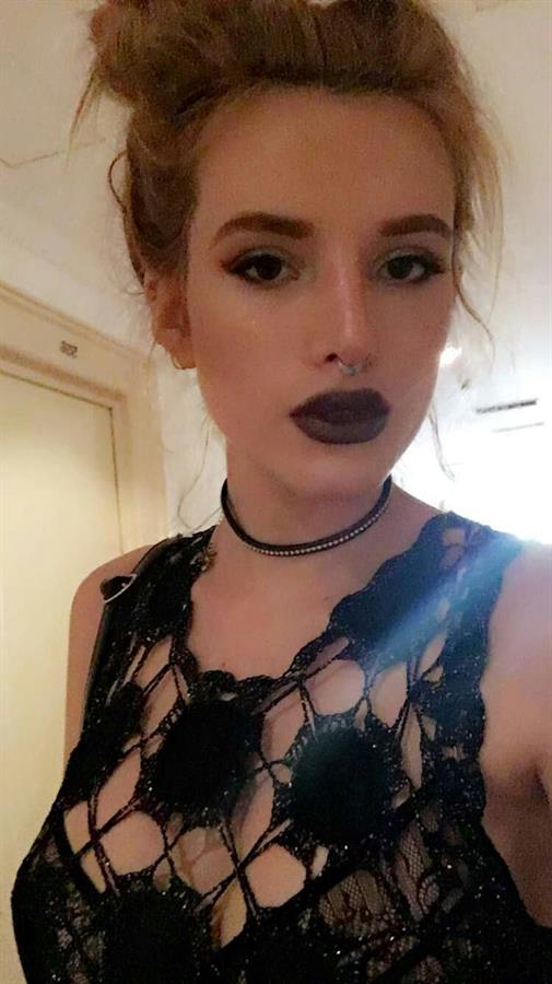 Bella Thorne taking a selfie