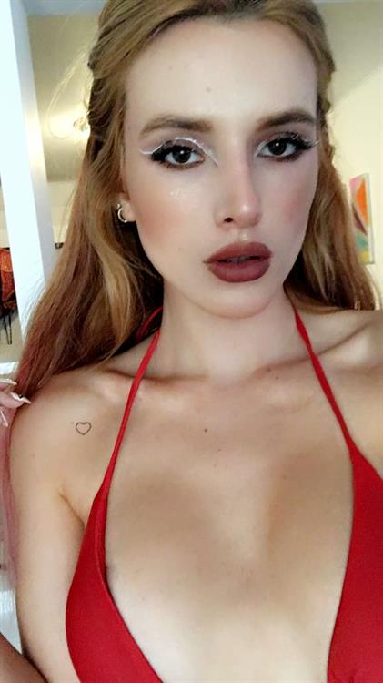 Bella Thorne taking a selfie