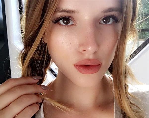 Bella Thorne taking a selfie