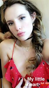 Bella Thorne Selfie Pictures Bella Thorne taking a selfie