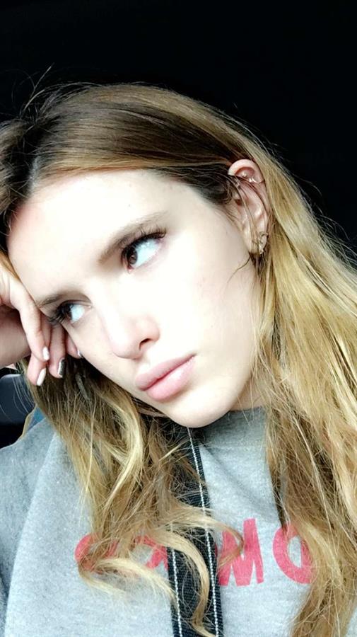 Bella Thorne taking a selfie