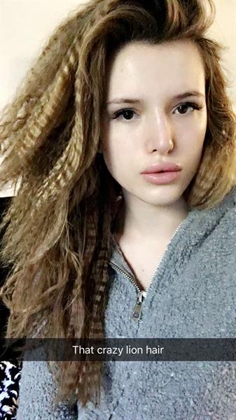 Bella Thorne taking a selfie