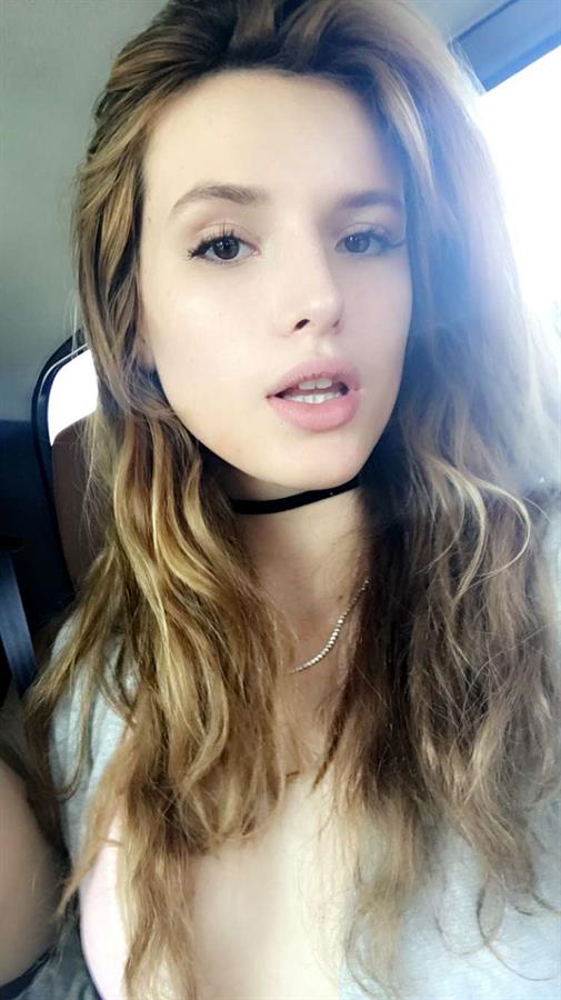 Bella Thorne taking a selfie