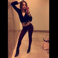 Bella Thorne taking a selfie