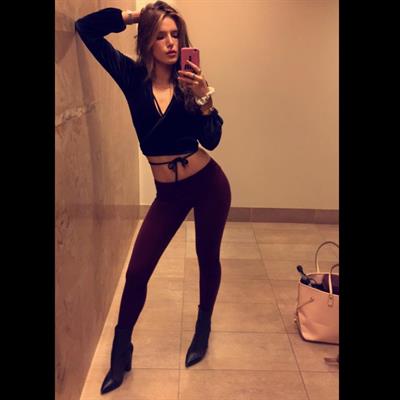 Bella Thorne taking a selfie