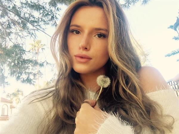 Bella Thorne taking a selfie