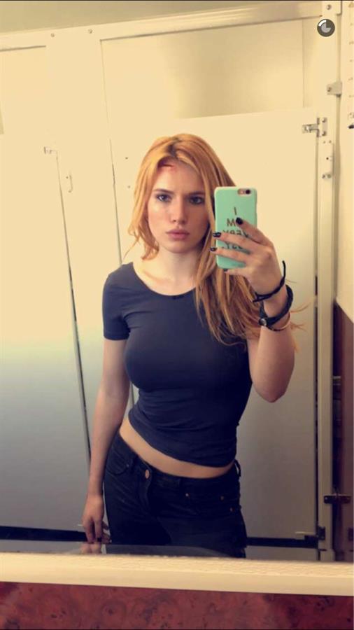 Bella Thorne taking a selfie