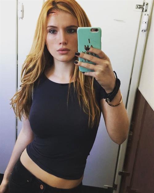 Bella Thorne taking a selfie