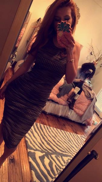 Bella Thorne taking a selfie