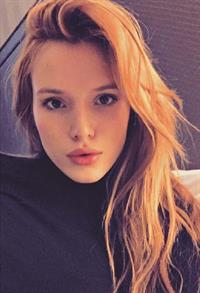 Bella Thorne taking a selfie