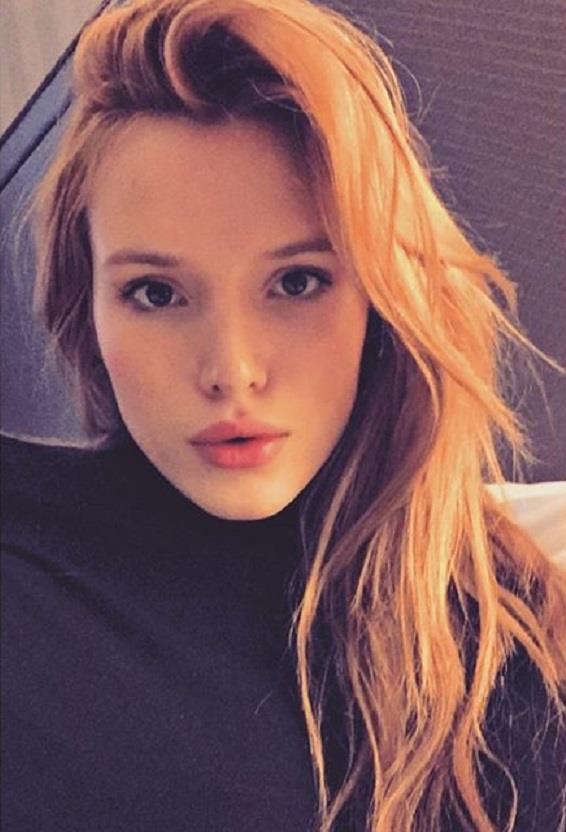 Bella Thorne taking a selfie