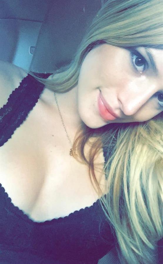 Bella Thorne taking a selfie