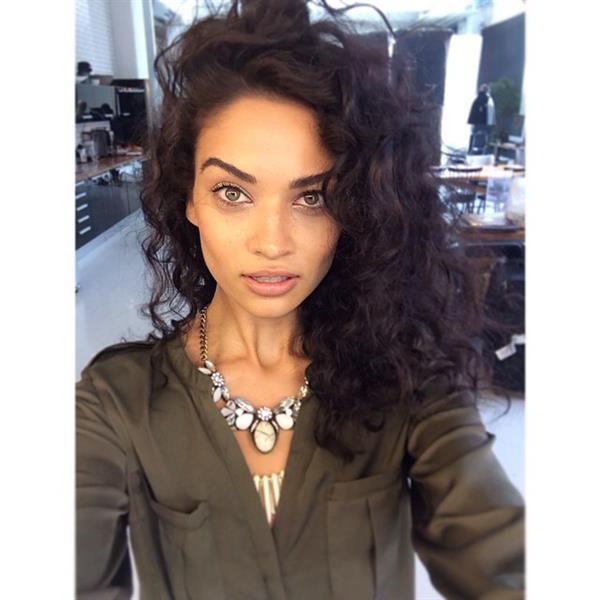 Shanina Shaik taking a selfie