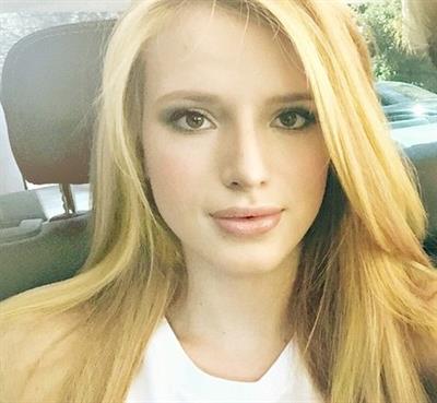 Bella Thorne taking a selfie