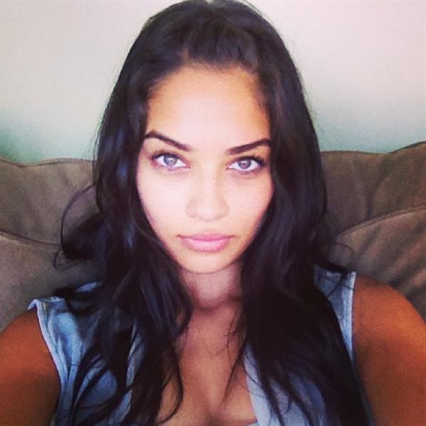 Shanina Shaik taking a selfie