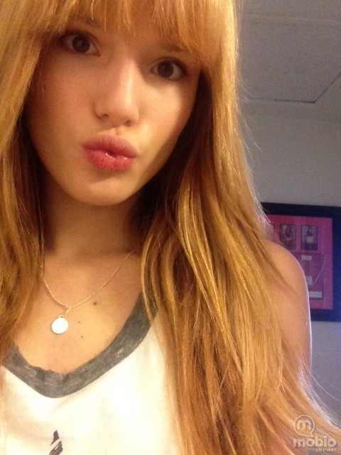 Bella Thorne taking a selfie