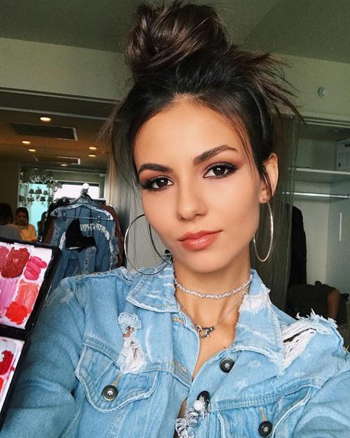 Victoria Justice taking a selfie