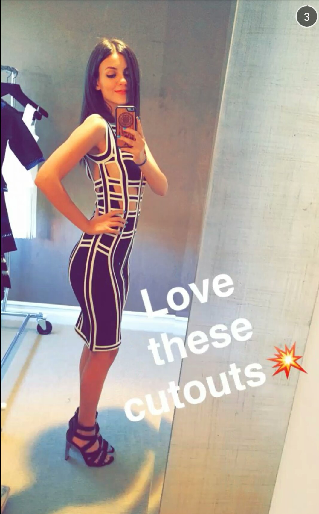 Victoria Justice taking a selfie