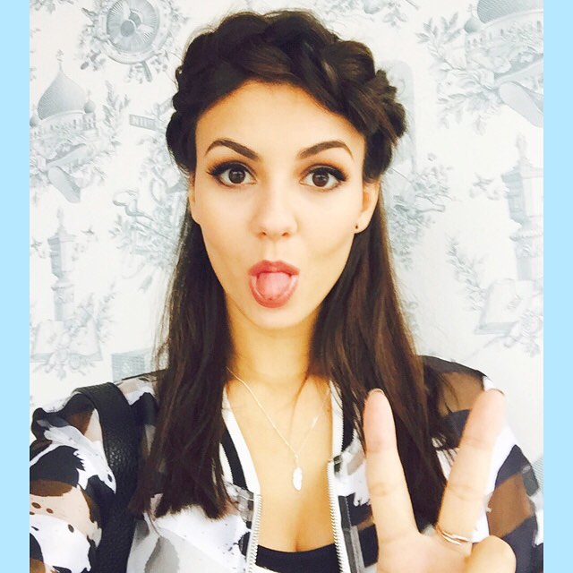 Victoria Justice taking a selfie