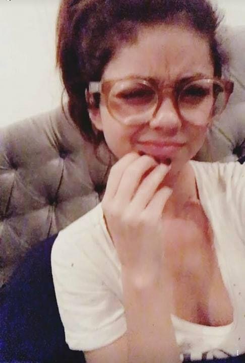 Sarah Hyland taking a selfie