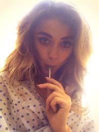 Sarah Hyland taking a selfie