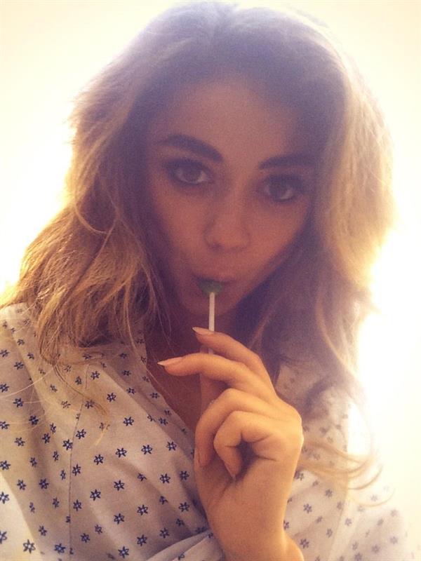 Sarah Hyland taking a selfie