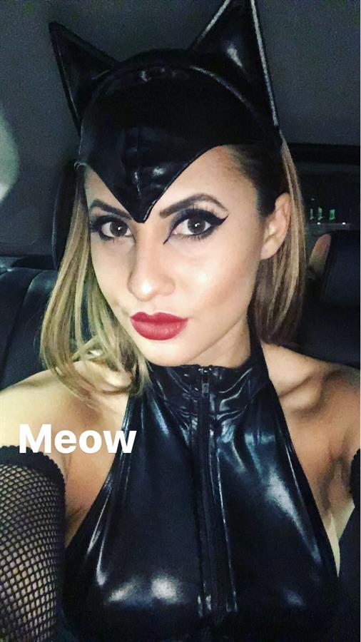 Francia Raisa taking a selfie