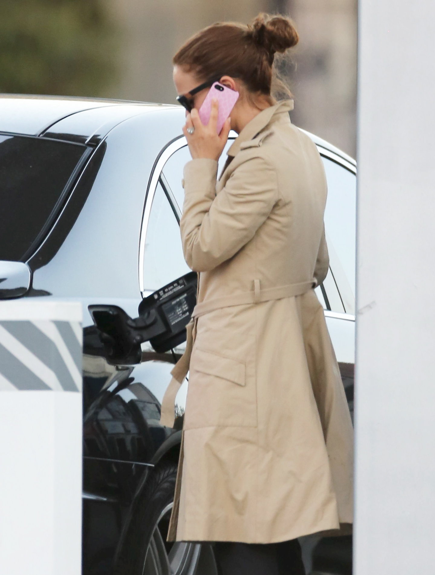 Natalie Portman Pictures Natalie Portman heads to a meeting in her trench coat at an office in Century City January 17, 2013