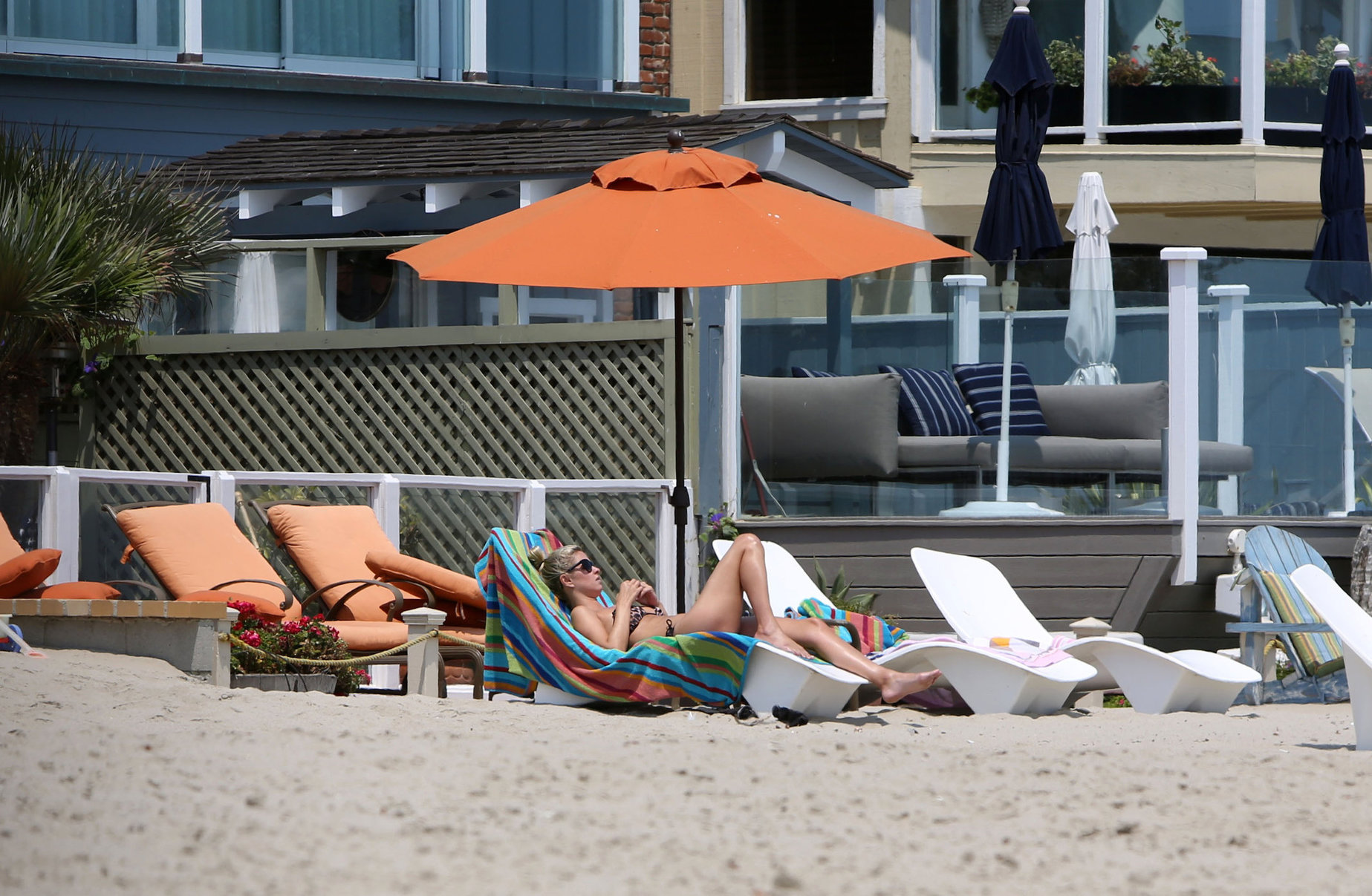 Nicky Hilton - Relaxes in the sun in Malibu (18.07.2013) 
