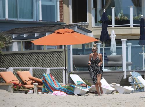 Nicky Hilton - Relaxes in the sun in Malibu (18.07.2013) 