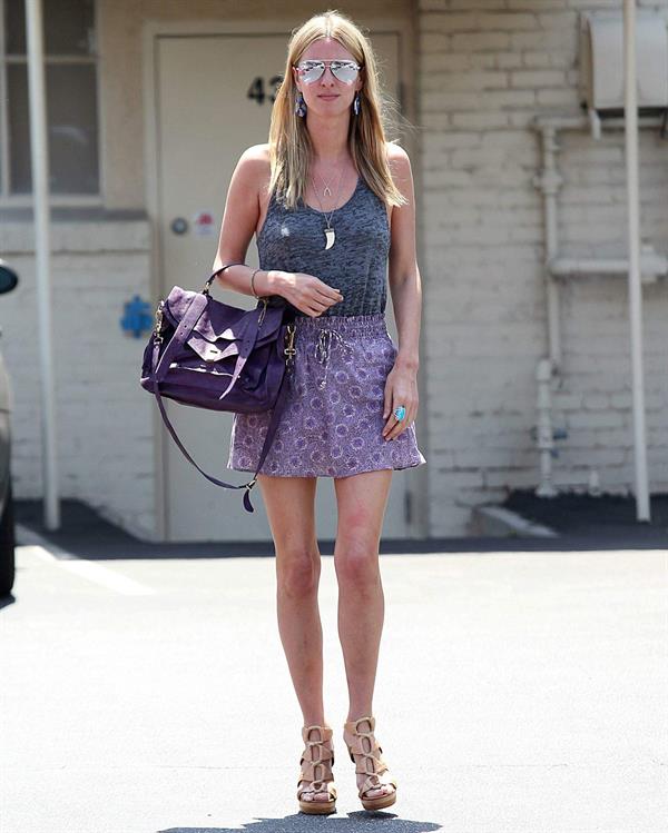 Nicky Hilton - Stops By The Car Wash and Grabs Lunch on May 31, 2012