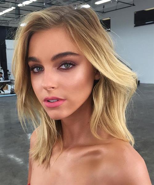 Elizabeth Turner taking a selfie