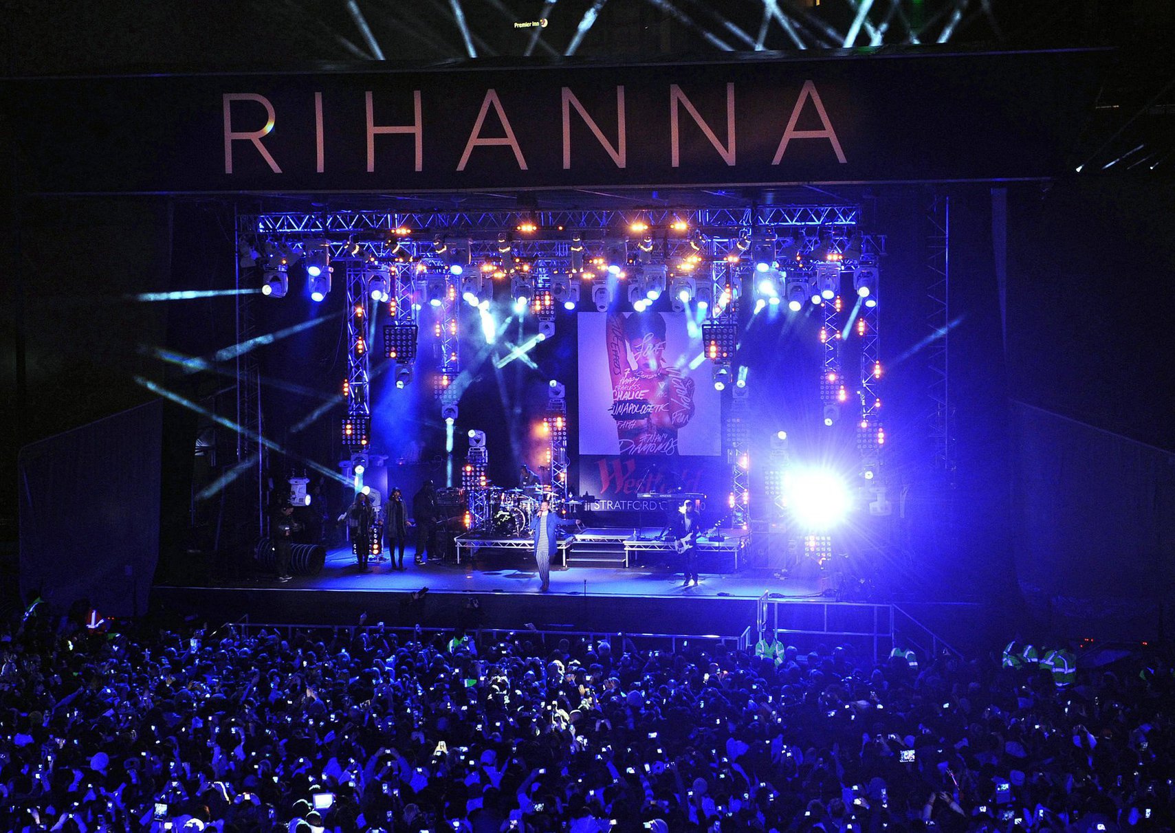 Rihanna Westfield Stratford Lights London Switch On - Performance (November 19, 2012) 