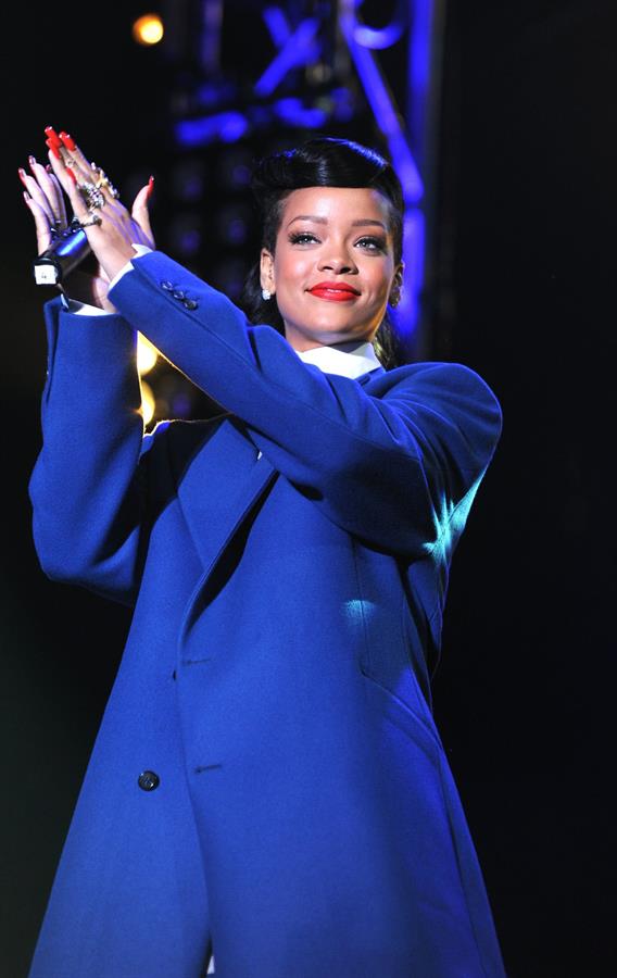 Rihanna Westfield Stratford Lights London Switch On - Performance (November 19, 2012) 
