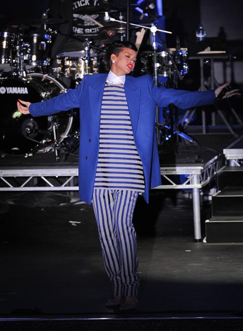 Rihanna Westfield Stratford Lights London Switch On - Performance (November 19, 2012) 