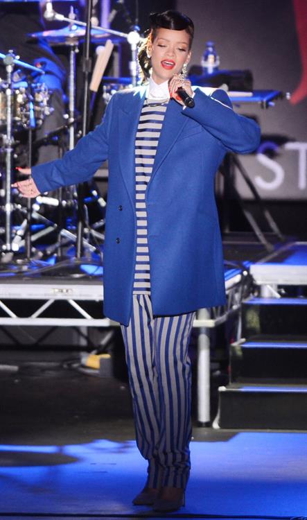 Rihanna Westfield Stratford Lights London Switch On - Performance (November 19, 2012) 