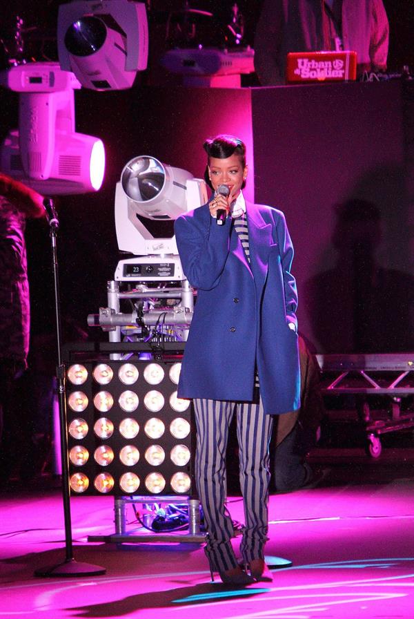 Rihanna Westfield Stratford Lights London Switch On - Performance (November 19, 2012) 