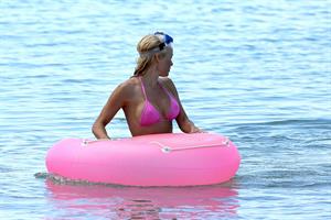 Pamela Anderson and e-husband Rick Salomon continue their Hawaiian vacation - August 15, 2013 