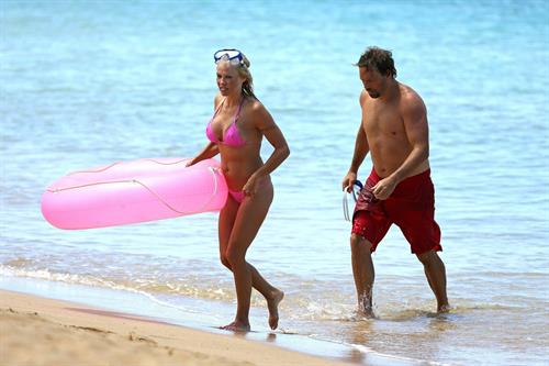 Pamela Anderson and e-husband Rick Salomon continue their Hawaiian vacation - August 15, 2013 