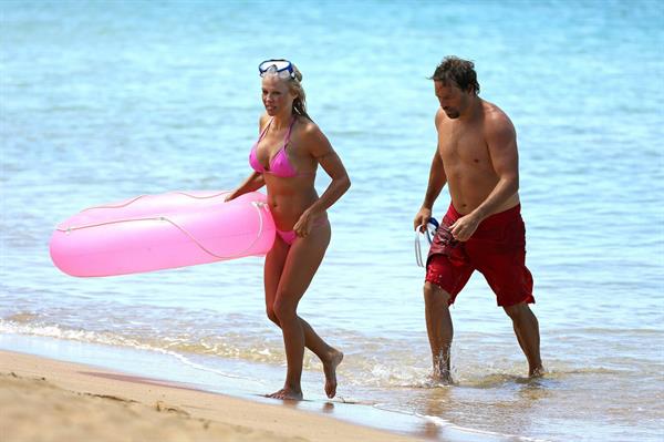 Pamela Anderson and e-husband Rick Salomon continue their Hawaiian vacation - August 15, 2013 