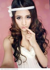 Crystal Wang Xi Ran in lingerie taking a selfie