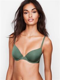 Gizele Oliveira in lingerie