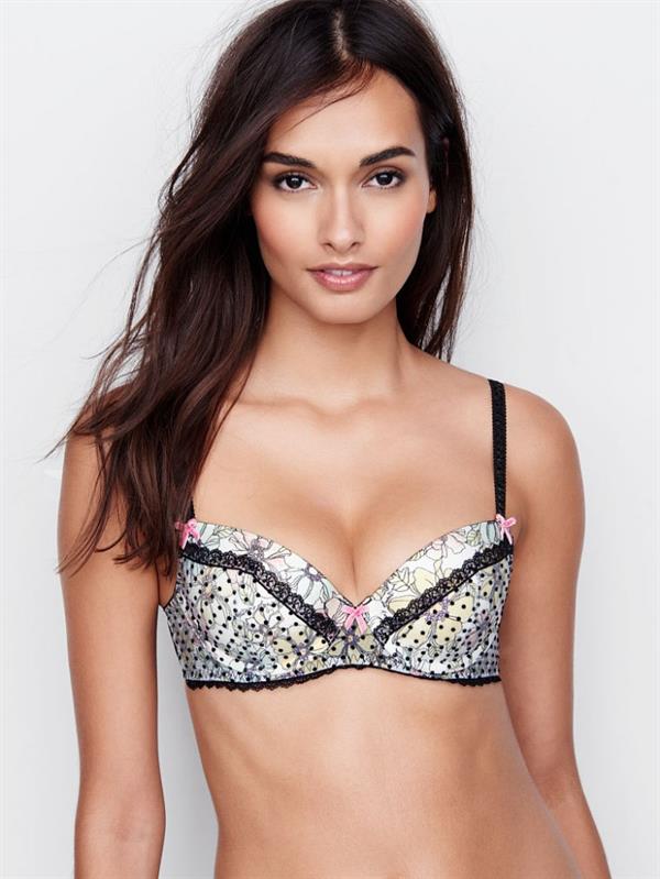 Gizele Oliveira in lingerie